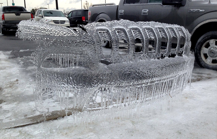 Как правильно разморозить машину после «ледяного дождя»