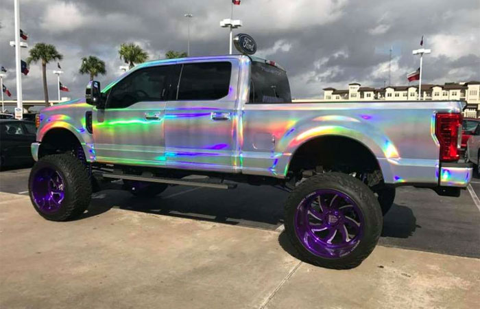 Ford Super Duty с раскраской в виде бензиновой радуги выставлен на продажу