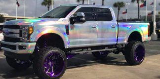 Ford Super Duty с раскраской в виде бензиновой радуги выставлен на продажу